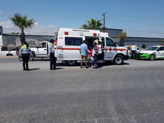 Lesionan a mujer en un percance