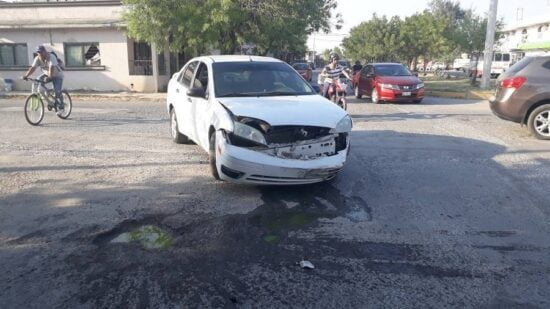 Despistado omite alto y lo impactan