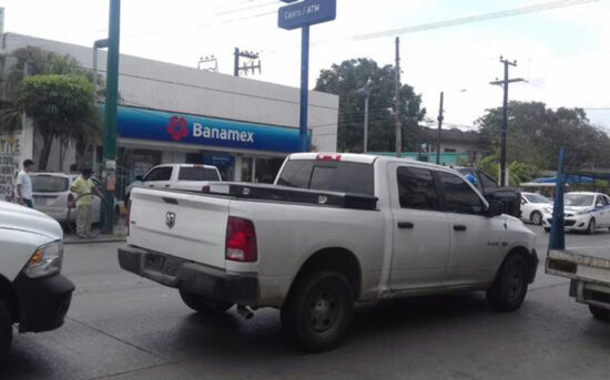 Destrozan vehículos y resultan lesionados