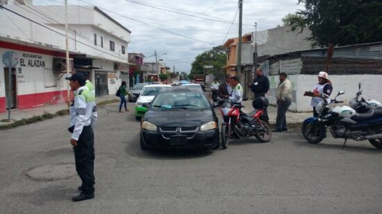 Motociclista herido al chocar con auto