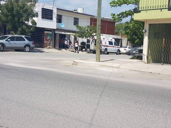 Mujer se lesiona al caer por escaleras