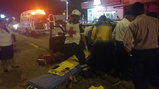 Mujer resulta herida en carambola vehicular