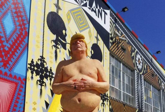 Subastan estatua de Trump desnudo