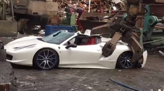 Destruyen Ferrari por no tener seguro en Reino Unido