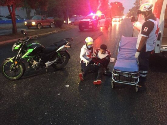 Le dan cerrón a motociclista, sale lesionado