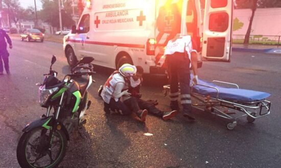 Cae de su motocicleta