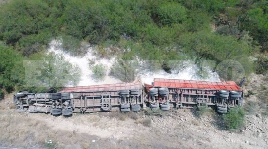 Volcadura de tráiler deja un lesionado