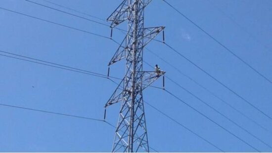 Hombre intenta quitarse la vida desde torre de CFE
