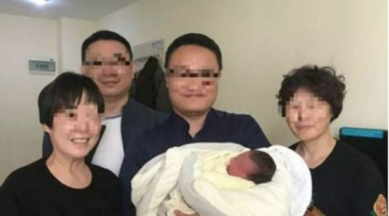 Bebé nace cuatro años después de que murieron sus padres