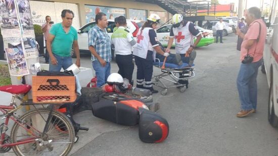Impacta cabeza con un poste de concreto