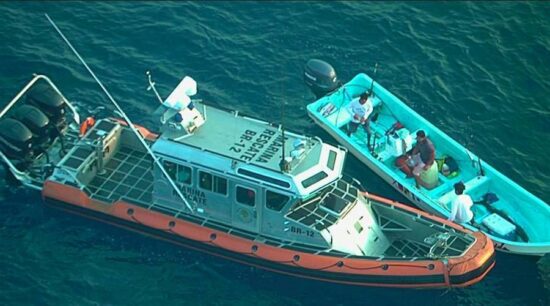 Rescatan a tres pescadores en mar de Acapulco