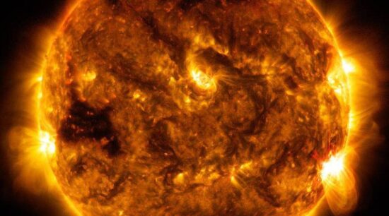 Se abren tres agujeros en el Sol