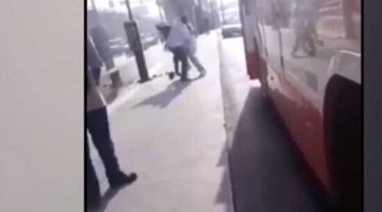 Chofer de camión se pelea con pasajero
