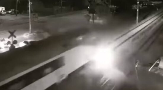 Un tren despedaza una camioneta en Chile