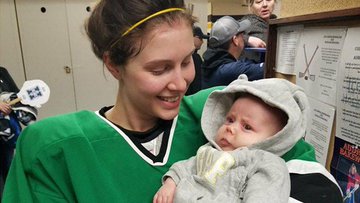 Jugadora de hockey amamanta a su hija en el vestidor