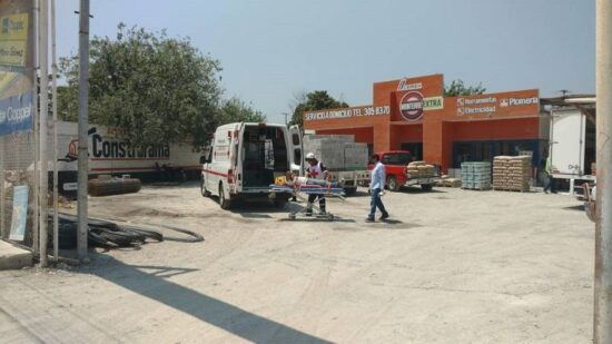 Termina ‘noqueado’ al caerse de camión