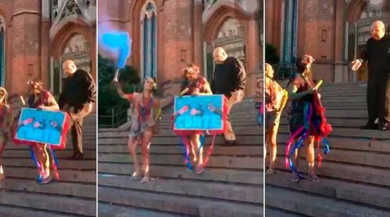 Padre patea a una joven en las escaleras de iglesia