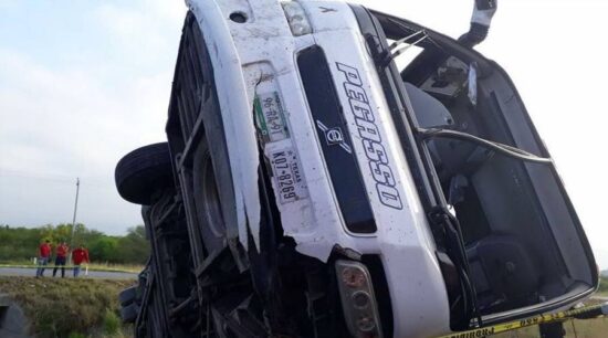 Volcadura de autobús deja un muerto y 20 heridos