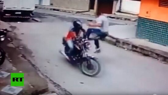 Derriba con una patada voladora a un ladrón