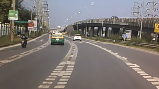 Objeto volador casi aplasta un auto al ‘aterrizar’