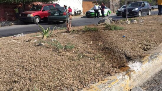 Esquiva perro muerto y causa encontronazo