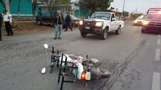 Lanzan al suelo a motociclista