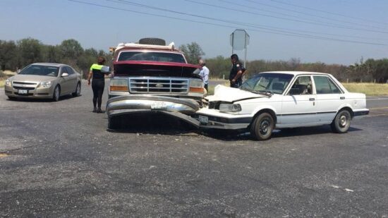 Grave mujer en choque carretero