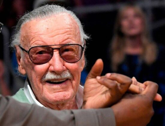 ¡Masajista denuncia a Stan Lee por agresión sexual!