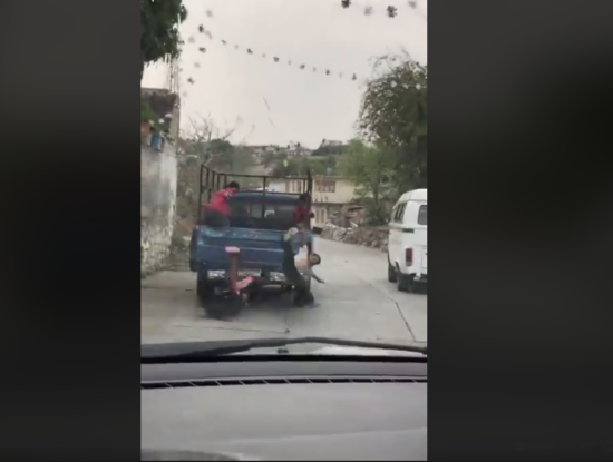 Trágica caída por brincar en camioneta