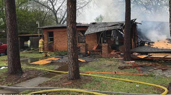 Choca contra casa y fuga de gas causa explosión
