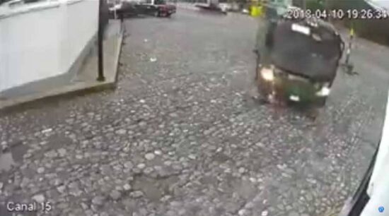 Camión atropella mujer y sale ilesa