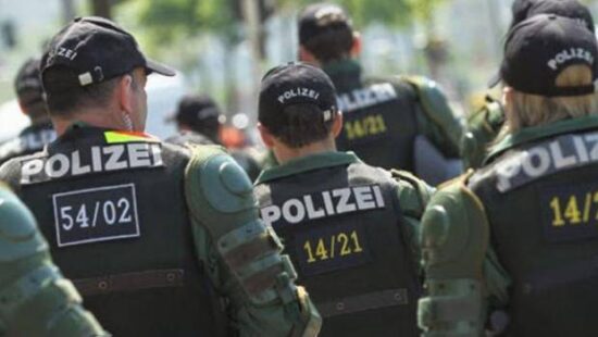 Pide ayuda a la policía para «cortar» a su novia
