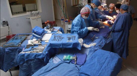 Médicos salvan vida de mujer embarazada
