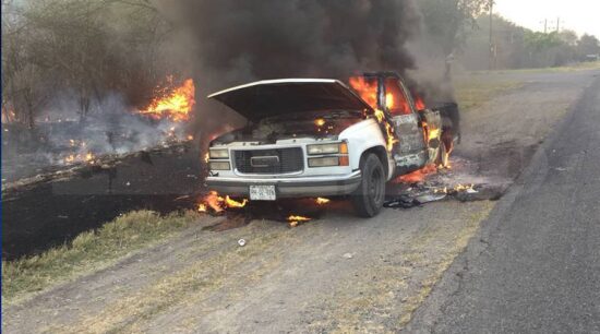 Se incendia camioneta en la Victoria – Monterrey