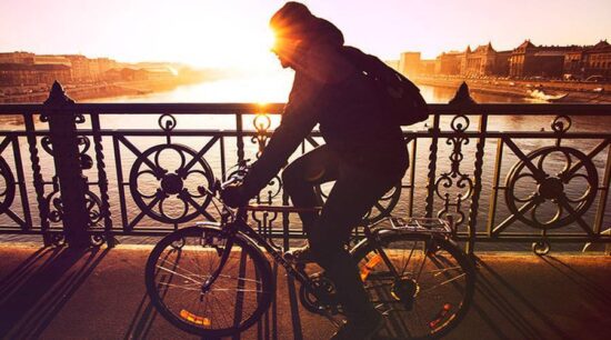 Ciclista cae de un puente por curioso