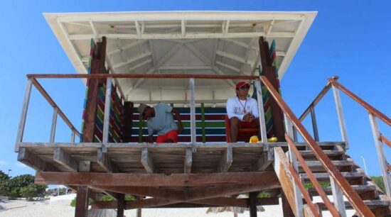 Buscan salvavidas para campamento nudista