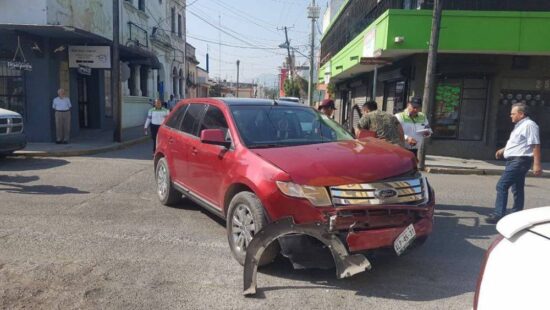Deja choque cuantiosos daños materiales