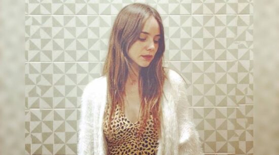 Camila Sodi se deja ver en el baño