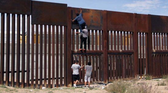 Mexicano salta muro fronterizo en dos minutos