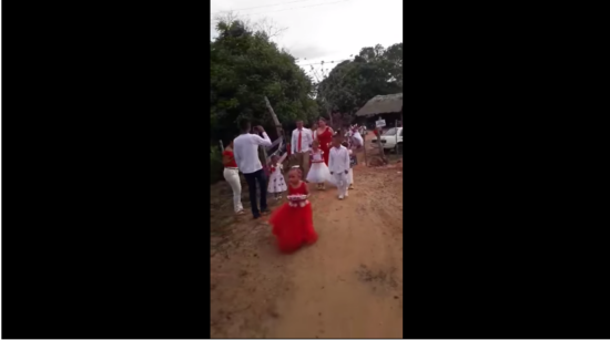 Novia llega de manera inesperada a su boda