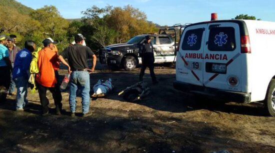 Menor y adulto mueren ahogados en una poza
