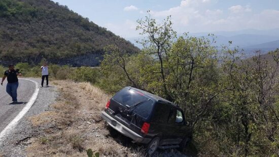 Casi caen al voladero