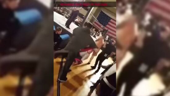 Luchador le escupe chicle a una niña