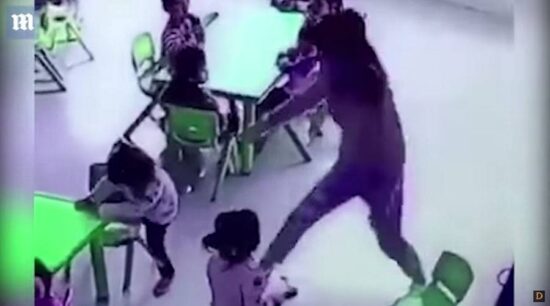 Maestra de kínder hace caer niña