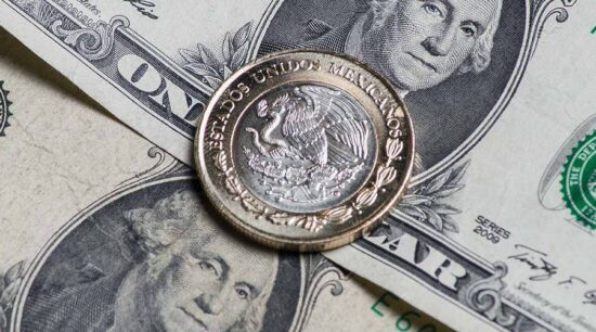 ¡Milagro! peso cierra semana con ganancia