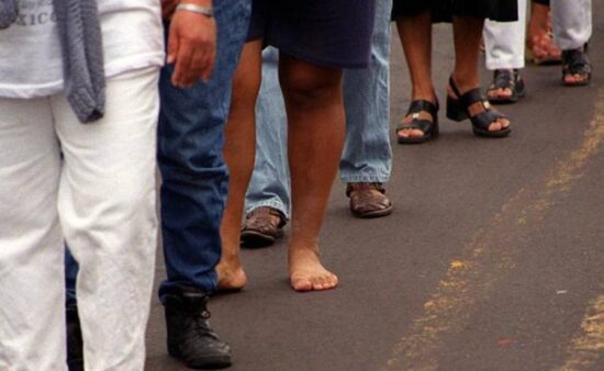 Obligan a caminar descalzo al edil de Zapotitlán
