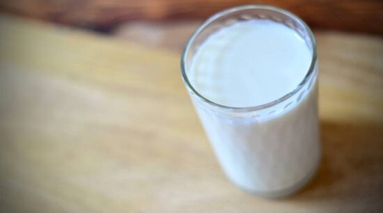 Mexicanos consumen menos leche de la recomendada