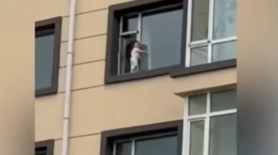 Niño se sale de la ventana de quinto piso