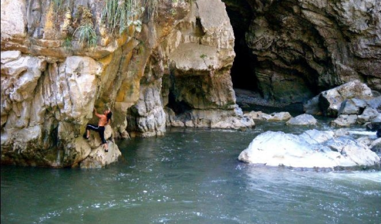 Dos hermanas mueren en río subterráneo