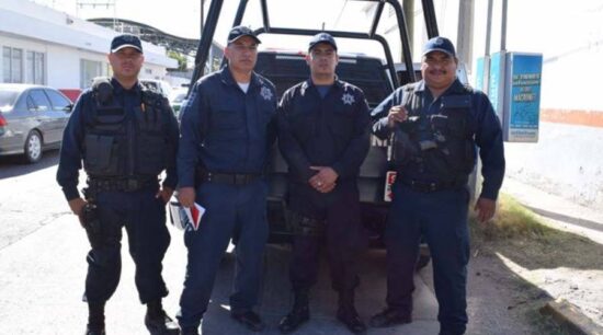 Policías salvan bebé de morir atragantado